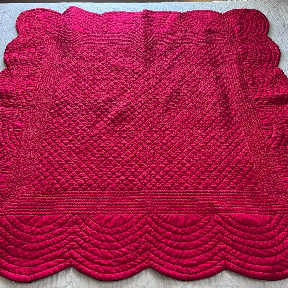 Reversible Scalloped Quilt – 52” x 52” – Emerald Green & Red
